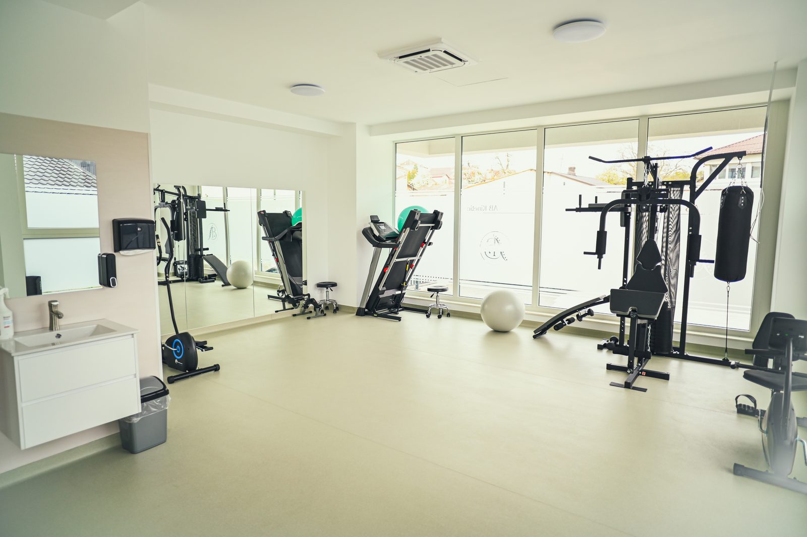 Sala principală cabinet AB Kinetic Suceava cu echipamente de kinetoterapie